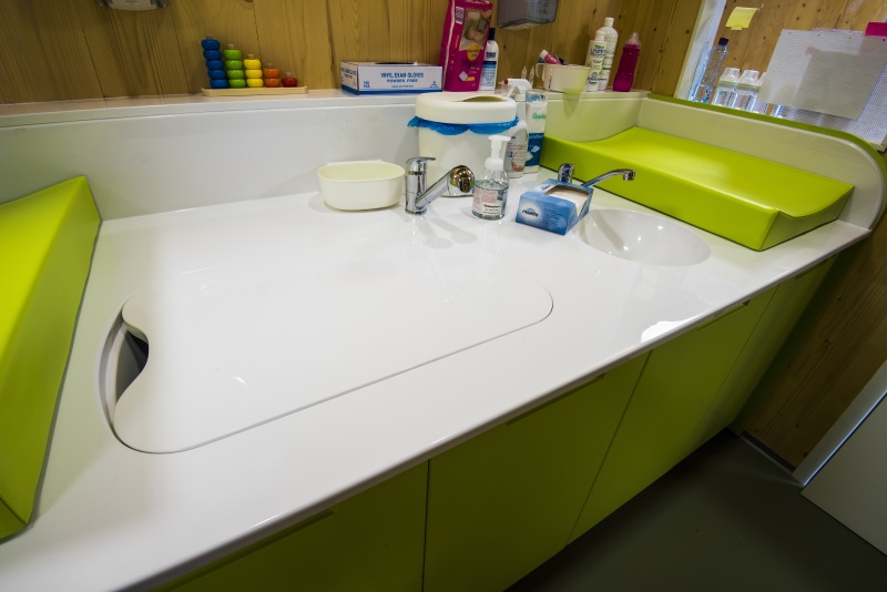 Bain avec couvercle + lavabo